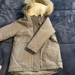 Old Navy winter coat, gray, size 5t, with fur hood